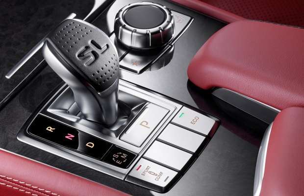 Detalhe do console da Mercedes-Benz SL 400