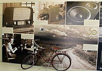 Um painel com imagens históricas e a bicicleta usada pelo fundador recebem o visitante no Grupo NH (Hinor e Frahm)