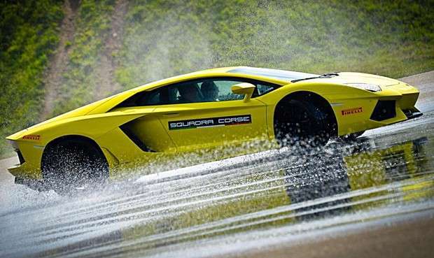 Carro derrapa no piso molhado durante a Lamborghini Esperienza