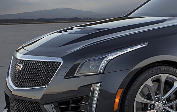 Detalhe da lateral dianteira do Cadillac CTS-V 2016