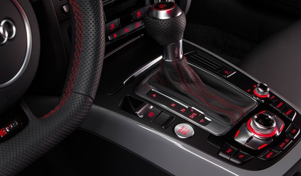 Detalhe do revestimento da direção e da alavanca de câmbio do Audi RS5 Coupé Sport Edition