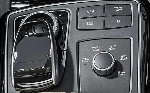 Botões de ajuste de modos de condução no console da Mercedes-Benz GLE Coupé