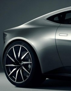 Detalhe da lateral traseira do Aston Martin DB10 que será usado por James Bond no filme Spectre