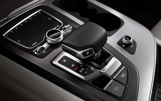 Controles do sistema MMI no console do Audi Q7