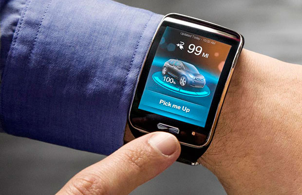 Relógio com aplicativo que permite controle de funções de veículos exibido na feira CES 2015