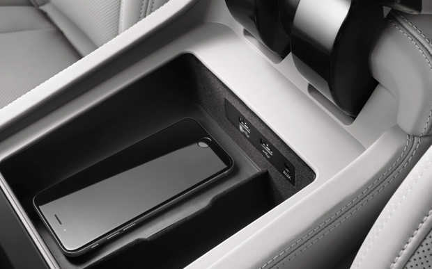 Compartimento para carregamento indutivo (sem fios) de smartphones, proposta da Audi na CES 2015