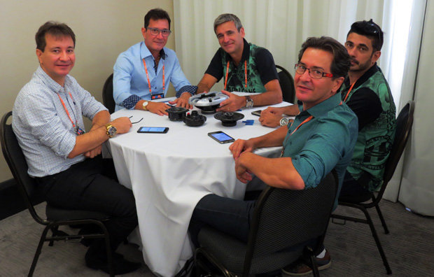 Fornecedores e distribidores de som e acessórios na mesa de negociação durante o ENAN 2015