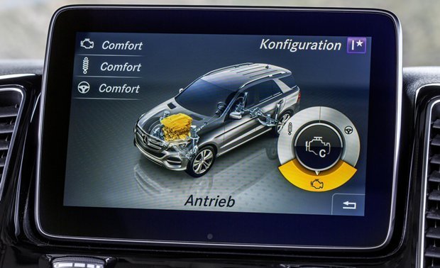 Monitor multifunção da Mercedes-Benz GLE 2016 permite configurar o comportamento dinâmico do SUV