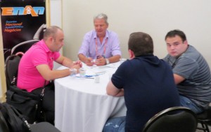 Executivos de distribuidoras e fornecedoras de som e acessórios automotivos negociam durante o ENAN 2015