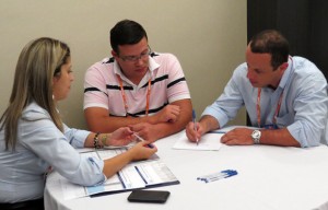 Executivos de distribuidoras e fornecedoras de som e acessórios automotivos negociam durante o ENAN 2015