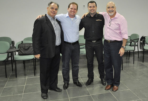 Gildo Colino e Flavio POrtela, da SK Automotive, com Fabio Codellos, da revista AutoMOTIVO