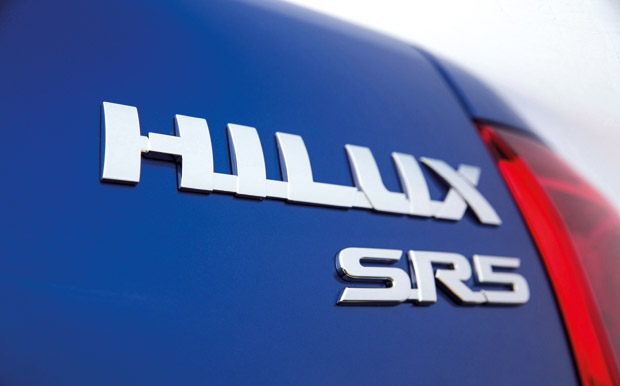 Identificação do modelo na tampa da caçamba da nova geração da pick-up Toyota HiLux