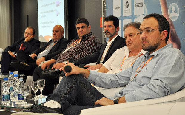 Integrantes do segundo Painel de Debates do do 2º Fórum do Mercado de Som e Acessórios Automotivos, realizado pela Revista AutoMOTIVO 