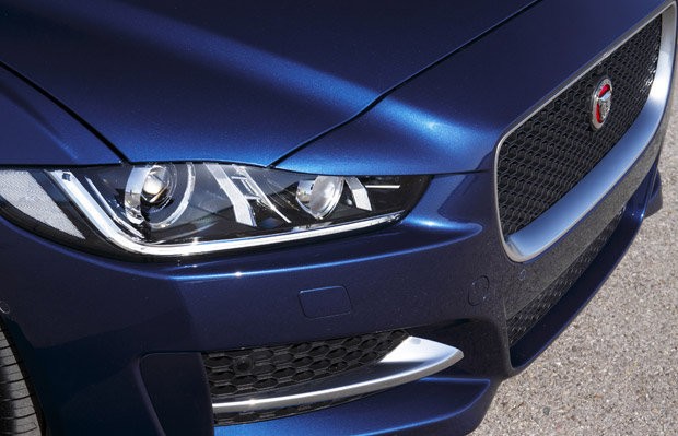 Detalhe da frente do sedan exportivo Jaguar XE