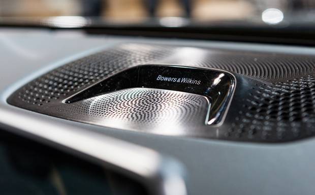 Sistema de som automotivo Bowers & Wilkins no painel traseiro da BMW Série 7 2016