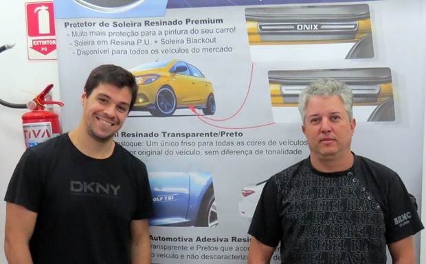 Paulo Renato de Mello e Nilton Santana, diretores da NP Adesivos, fabricante de acessórios automotivos 