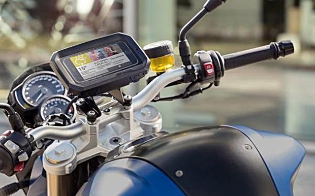 acessório para motocicletas desenvolvido pela bmw permite acomodar smartphones no guião