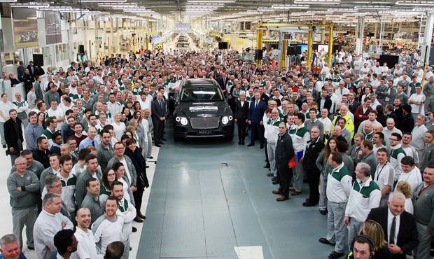 Primeiro Bentley Bentayga sai da linha de produção em Crewe, Inglaterra