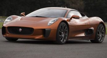 Felipe Massa testa o Jaguar C-X75 do filme de James Bond