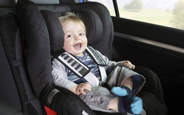criança em veículo com assento infantil