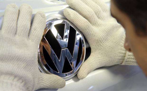 Afixando emblema em carro Volkswagen