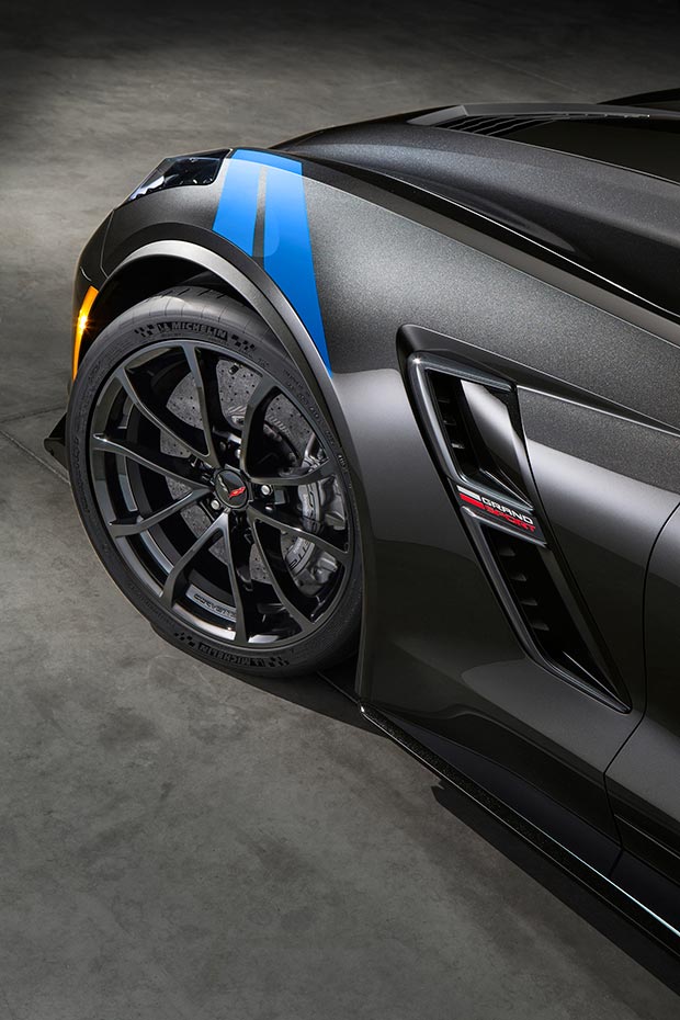 As rodas negras completam o visual do Corvette.