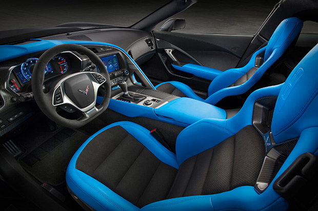 O interior em couro e veludo na exclusiva cor Tension Blue.