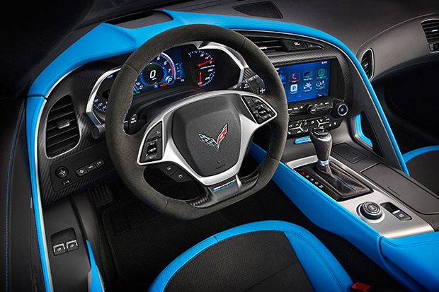 O interior em couro e veludo na exclusiva cor Tension Blue.