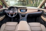 Interior creme do Cadillac X75 tem detalhes metálicos e em madeira.