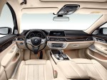 A BMW Série 7 traz uma impressionante variedade de botões e displays, mas o layout ainda é simples e fácil de entender.