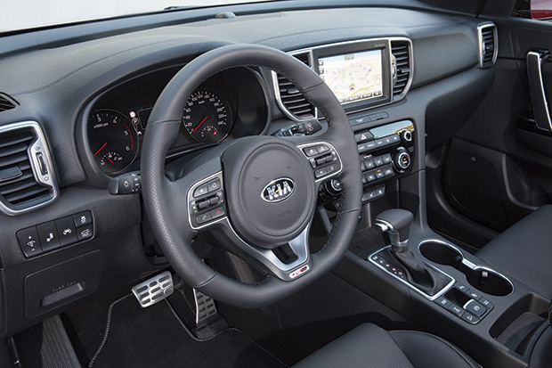 Sistema multimídia com tela touchscreen de 5” e Bluetooth com controle no volante são itens de série na versão LX.