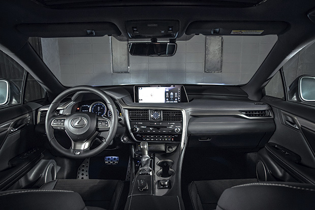 O painel do Lexus vem recheado de itens de conveniência e conforto.
