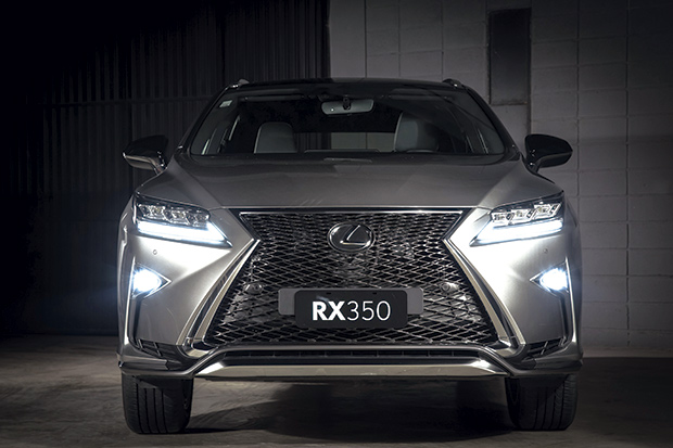 A imponente grade frontal é a assinatura da marca Lexus.