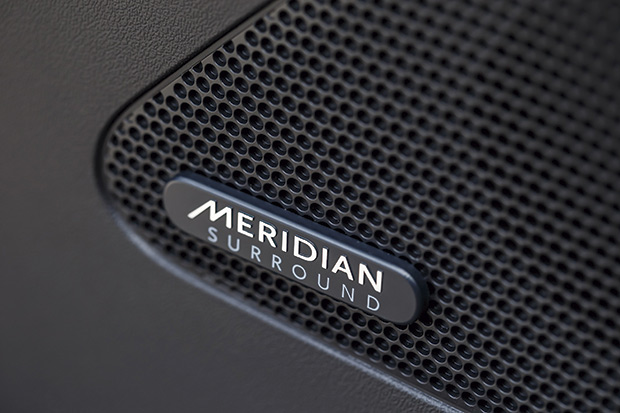 O sistema de audio Meridian, InControl Touch Pro tem efeito Surround, 17 alto-falantes e 825 watts de potência