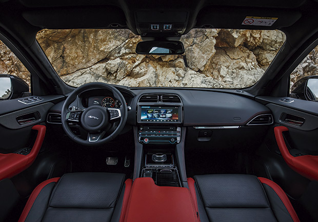 O bem projetado interior do Jaguar F-Pace alia luxo e design para oferecer conforto e controle total para o motorista
