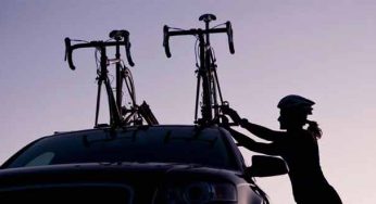 Qual a maneira correta de transportar com segurança bicicletas e pranchas no veículo?