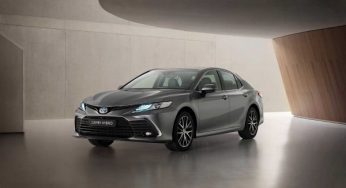 Toyota Camry híbrido ganha reestilização nos EUA