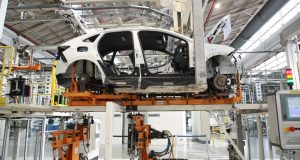 Segundo Anfavea, a produção de carros se manteve estável, mas falta de semicondutores atrapalha