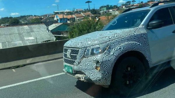 Flagra: nova Nissan Frontier já roda camuflada pelo Brasil