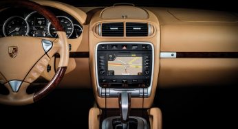 Foco nos antigos: Porsche lança central multimídia para modelos dos anos 2000