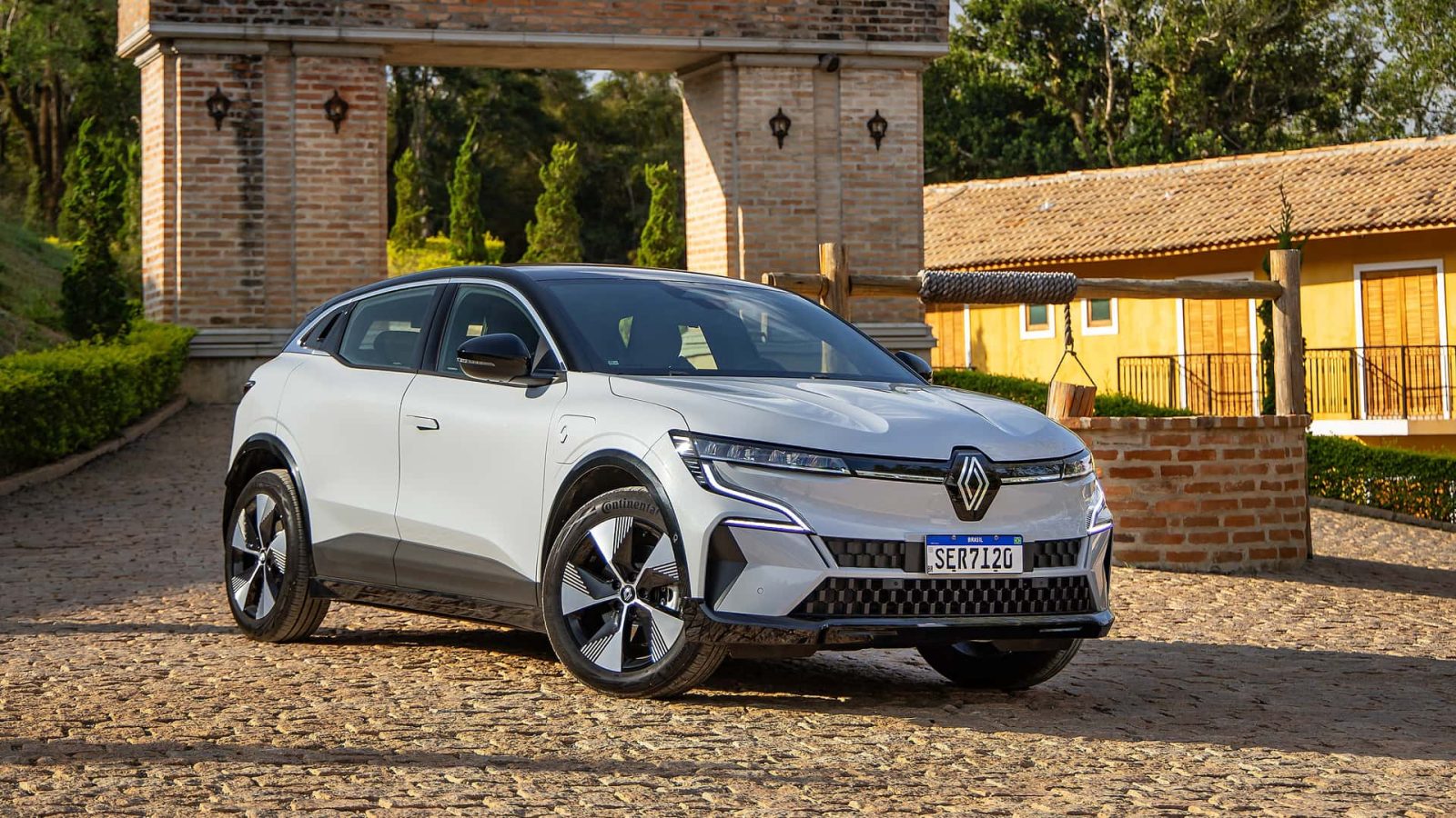 Megane elétrico estreia no Brasil com 220cv e preço de R$ 279,9 mil ...
