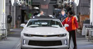 GM começa a produzir último Camaro a gasolina do mundo