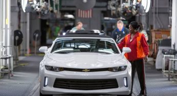 GM começa a produzir último Camaro a gasolina do mundo