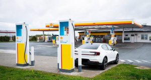 Shell anuncia fechamento de 1.000 postos de gasolina para investir em recarga de elétricos
