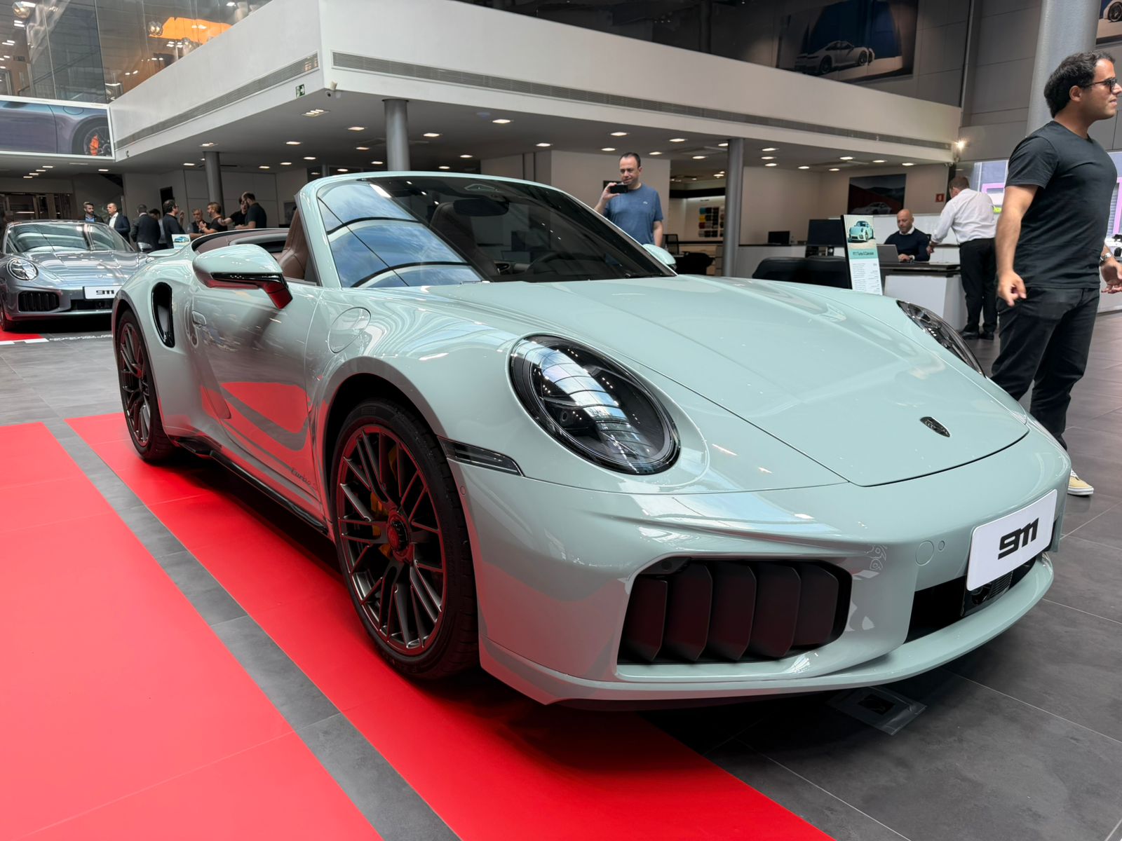 Novo Porsche 911 Turbo S 2026: tudo sobre a nova versão híbrida